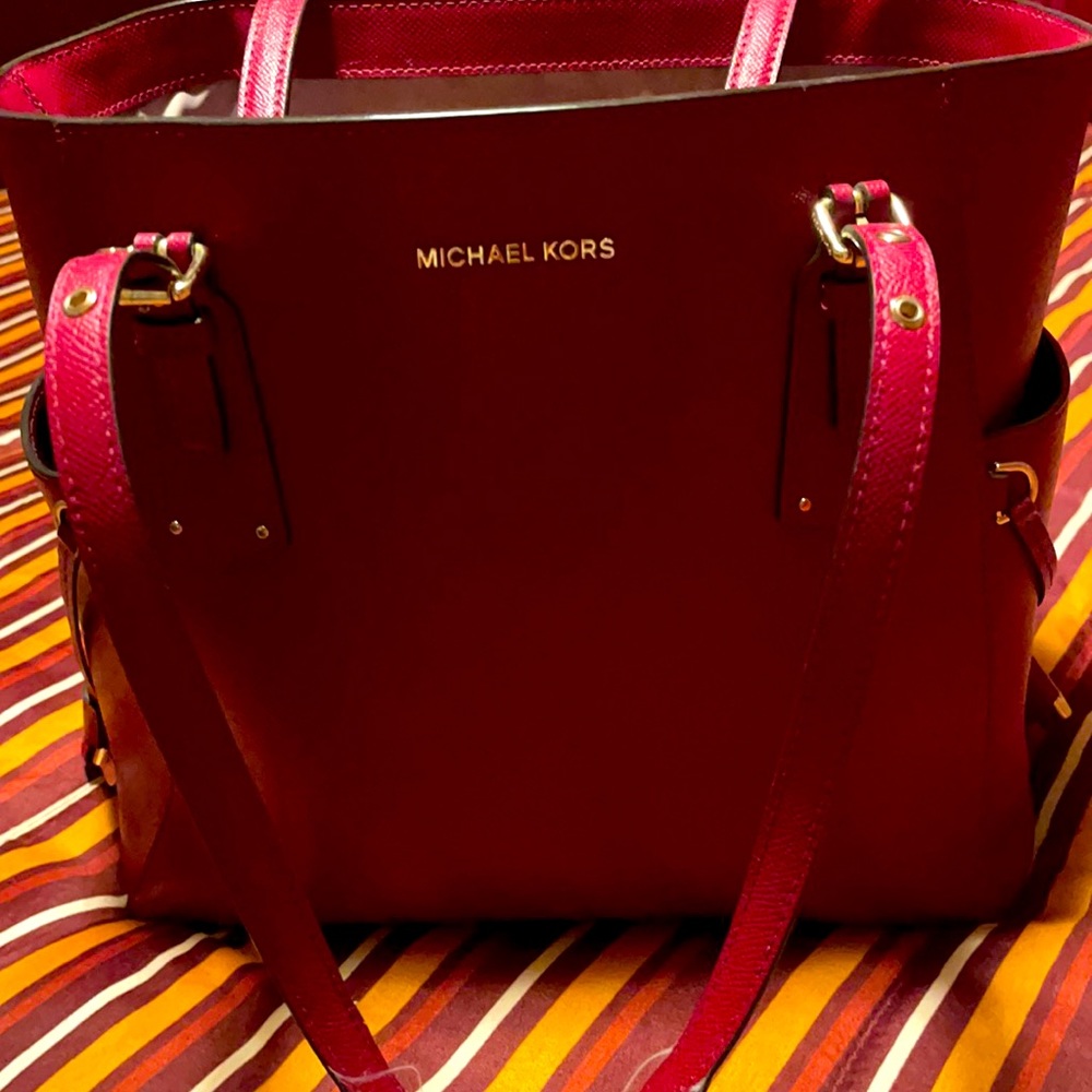 Michael Kors tote,lots of pockets inside,large zipper compartment,2 side pockets
